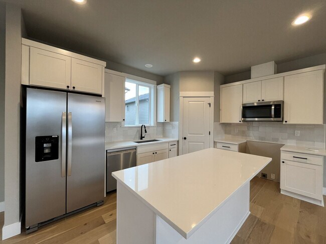 Foto del edificio - Brand New Spacious and Light-Filled Condo Offering an Open Layout, Island Kitchen, and Outdoor Deck