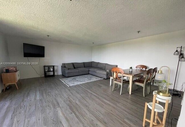 Foto del edificio - 671 NE 195th St