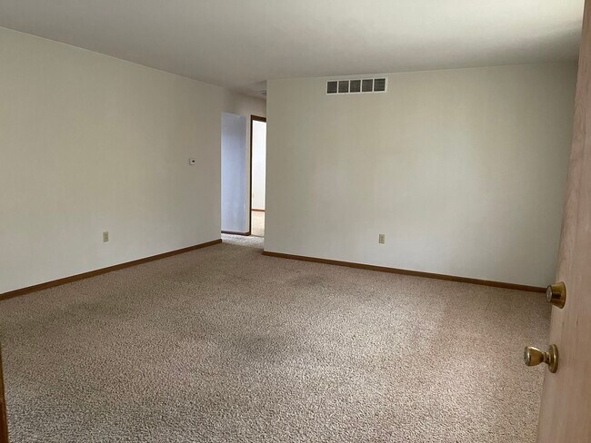 Living Room - 916 S Fairview Rd