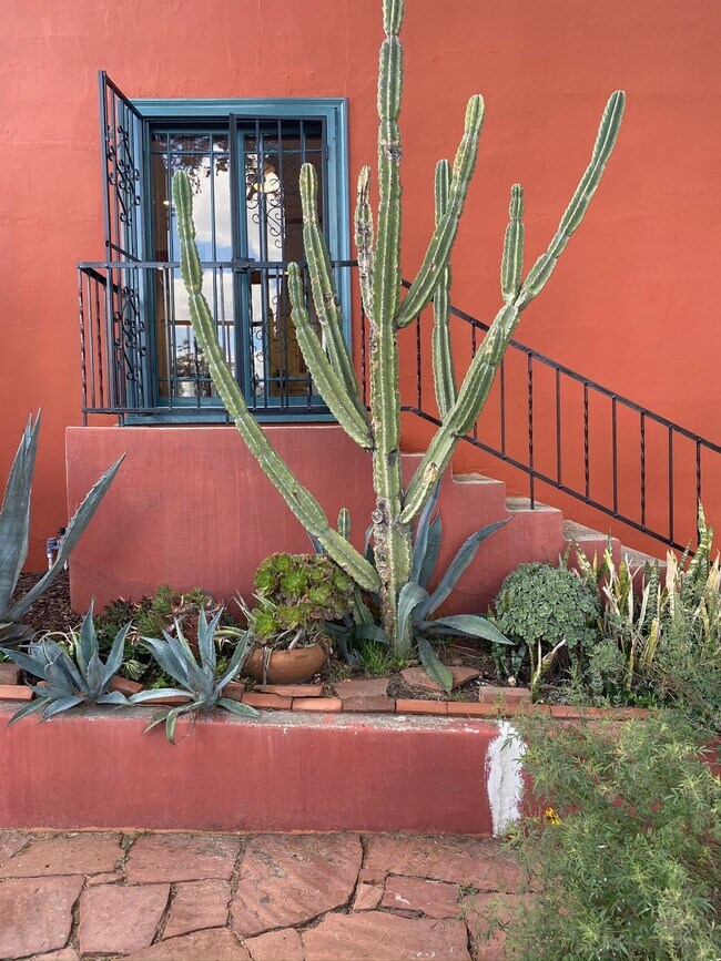 Outside Shots - 1509 N Hoover St