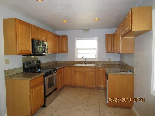 Building Photo - 1604 Elm St