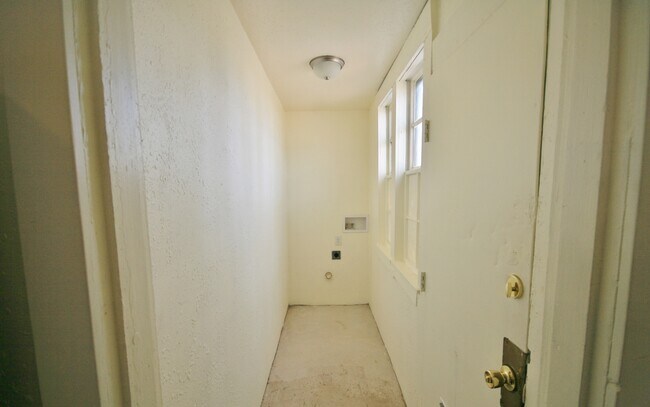 Building Photo - Spacious 1 Bed Dupex!