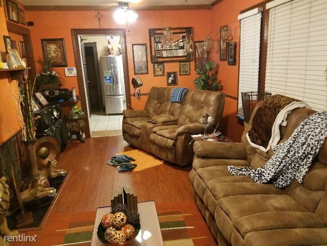 Building Photo - 4 br, 2 bath House - 802 Avenue B Unit 1