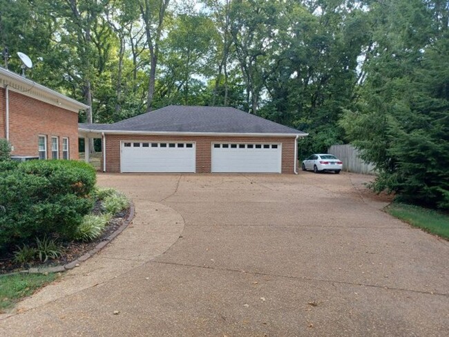 Building Photo - 4 br, 2.5 bath House - 302 Dyer Lane