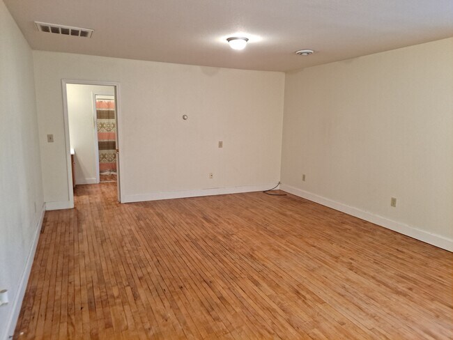 Foto del edificio - 103 E 5th St
