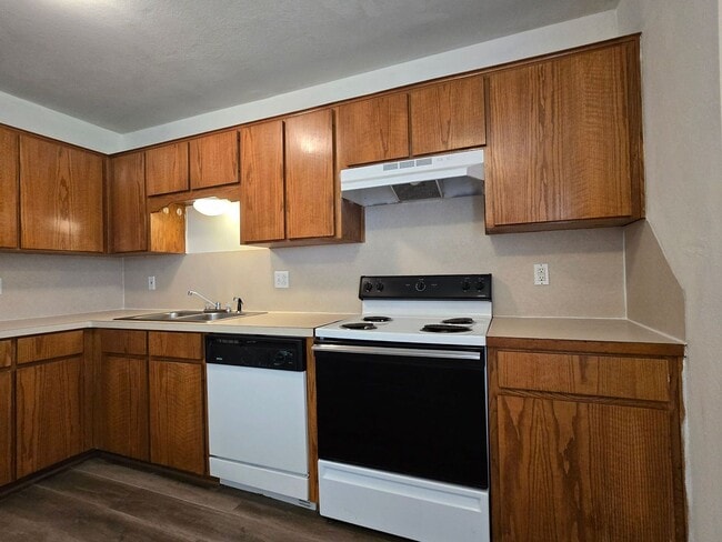 Building Photo - RENT REDUCTION - AVAILABLE NOW!