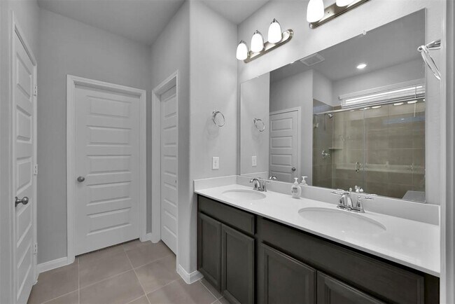 Building Photo - 7040 Silverleaf Oak St