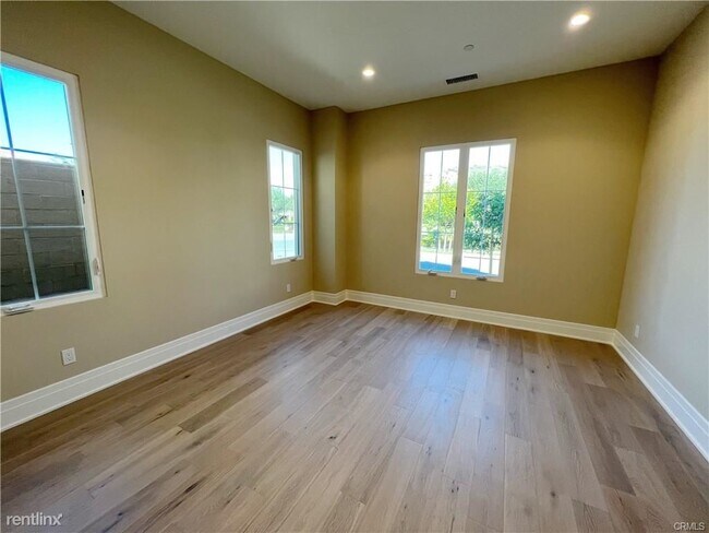 Building Photo - 5 br, 5.5 bath House - 116 Limone