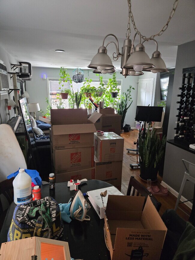 Comedor frente a la sala de estar - 38 6th St