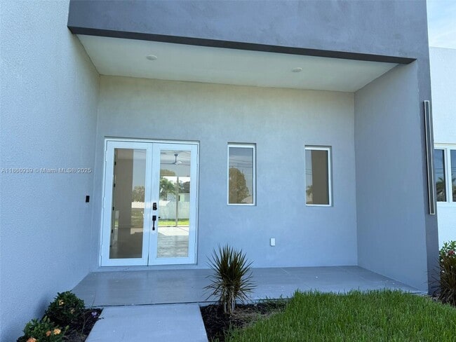 Building Photo - 5 SW 26th Pl