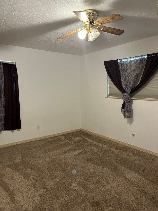 Foto del edificio - 4bedrooms 2 bathroom walking distance to B...