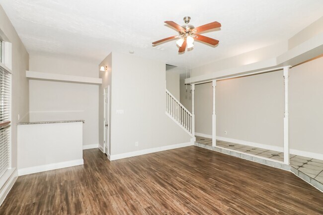 Building Photo - 2106 Hazyknoll Ln