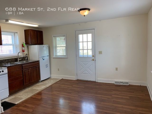 Building Photo - 2nd Flr 1BR Rear Apt W/ Garage/Storage