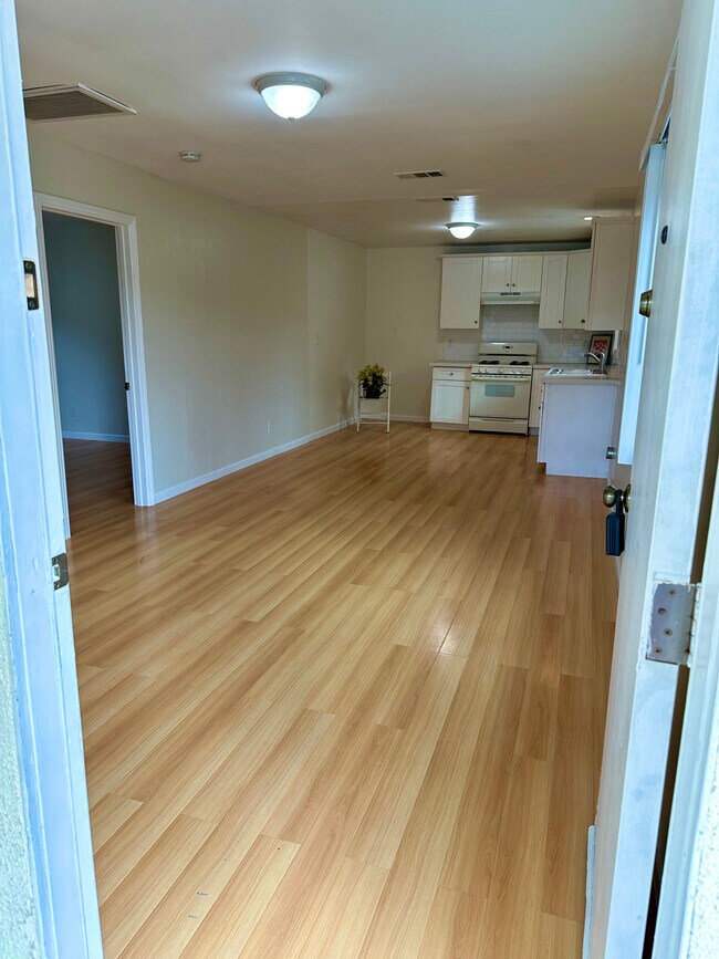 Foto del edificio - 3828 W 105th St