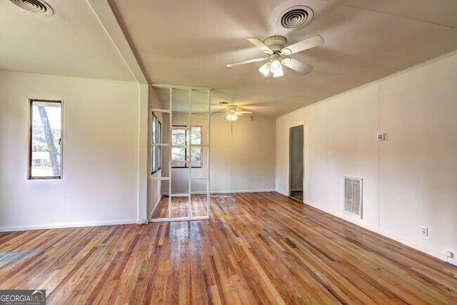 Foto del edificio - 1367 Canterbury Rd