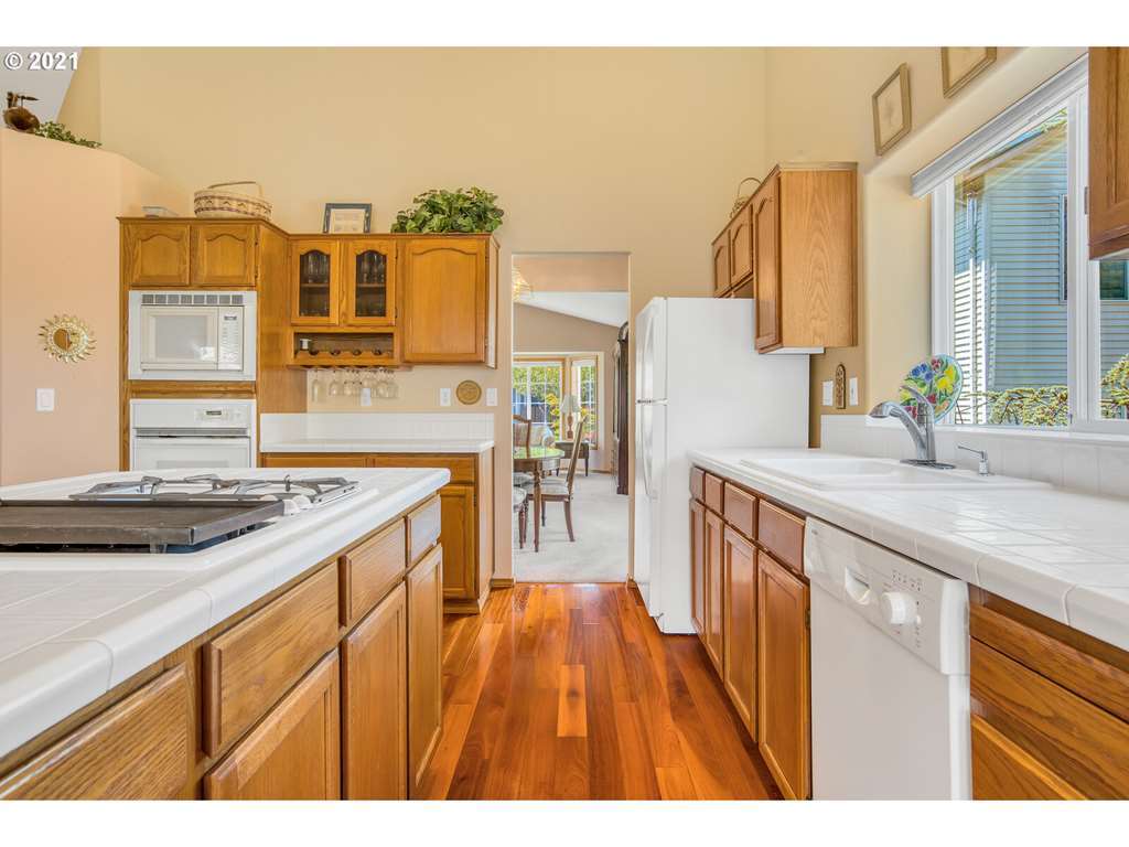 Oak Cabinets - 3196 SW Tegart Ave