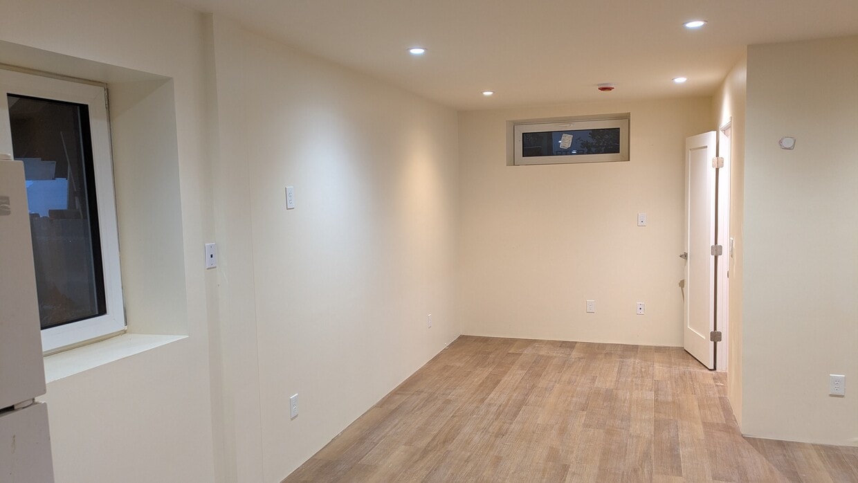 Building Photo - 2045 Pimmit Dr