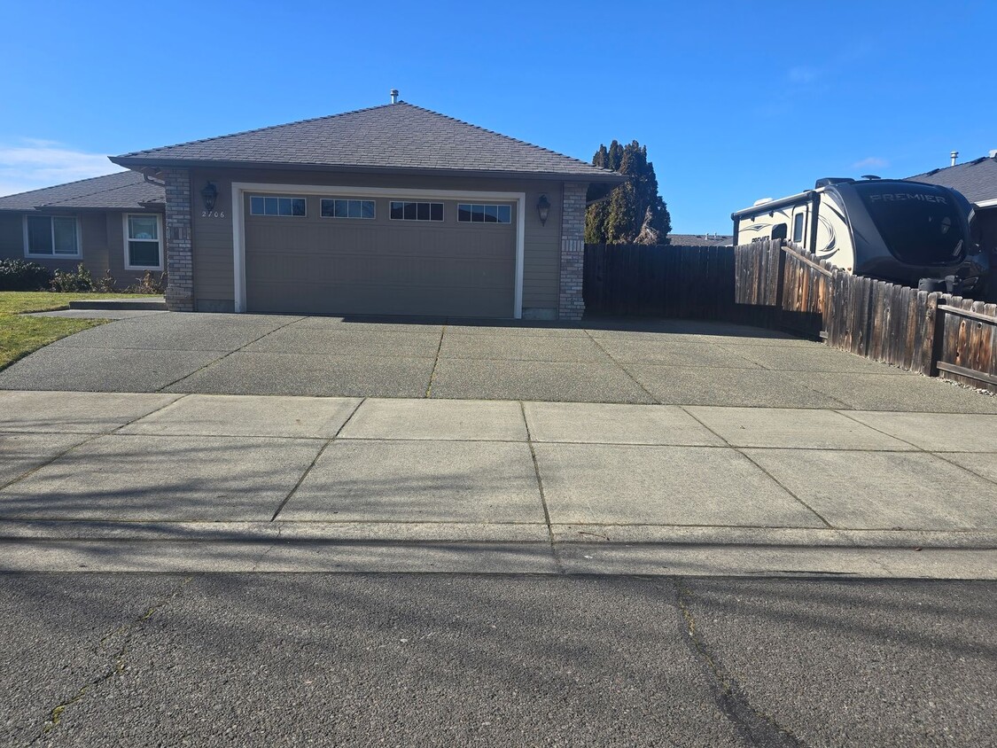 Foto del edificio - 3 bed 2 bath  Home for Rent in Grants Pass