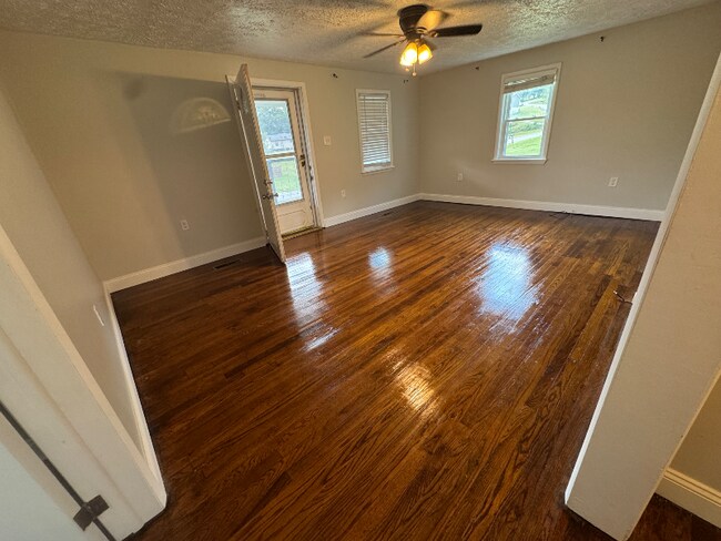 Foto del edificio - 401 Hollingsworth Cir