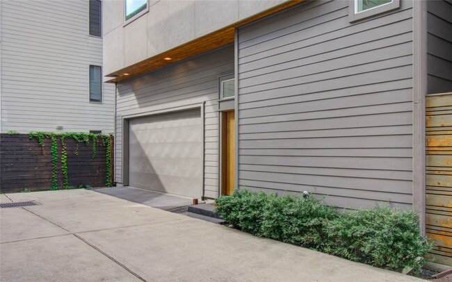 Building Photo - 4311 Marina St