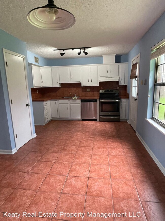 Building Photo - 4 br, 2 bath House - 302 Marseilles