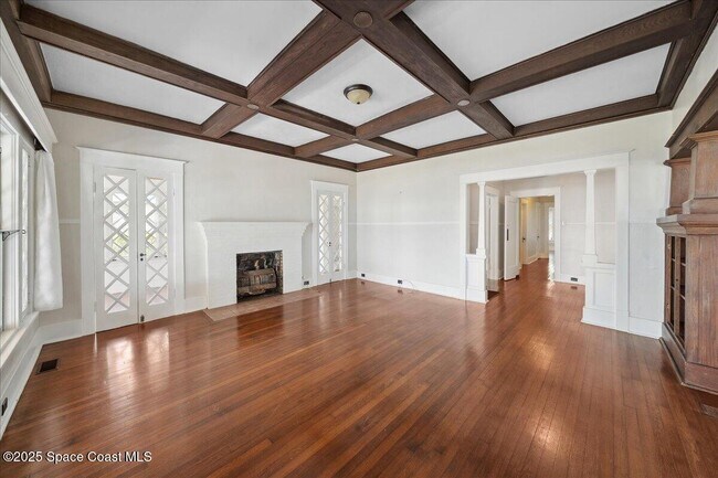 Building Photo - 1326 Riverside Dr