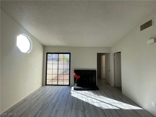 Foto del edificio - 1339 Ebbetts Pass