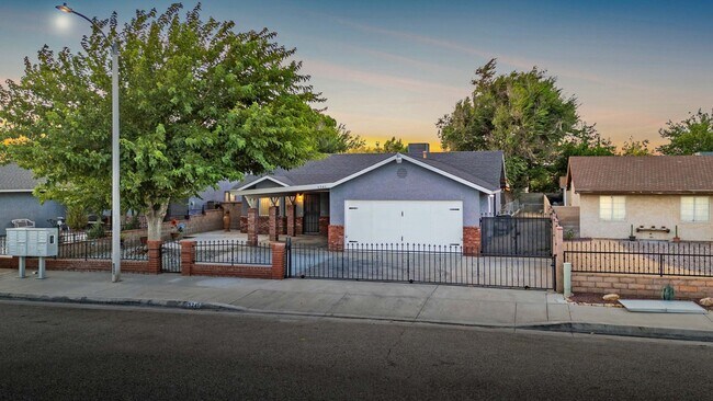 Building Photo - 3 Bedroom Single Family Home in Palmdale. ...
