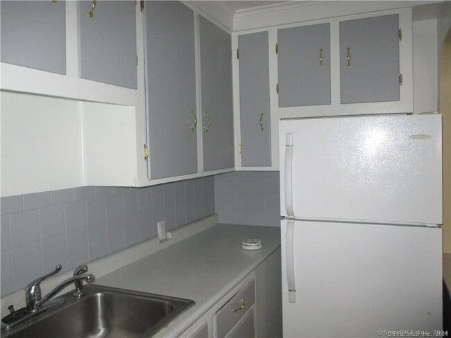 Building Photo - 26 Golden Hill St