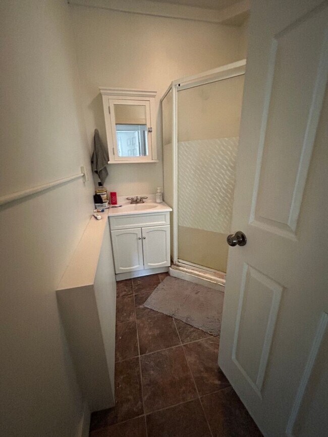 Foto del edificio - Three Bedroom 2 Bath Apartment Near Campus