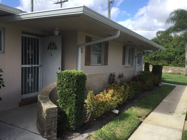 Building Photo - 2533 Dudley Dr W