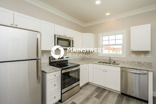 Building Photo - 2 Bedroom Pet-Friendly Home in St. Petersburg, FL with Main Street Renewal