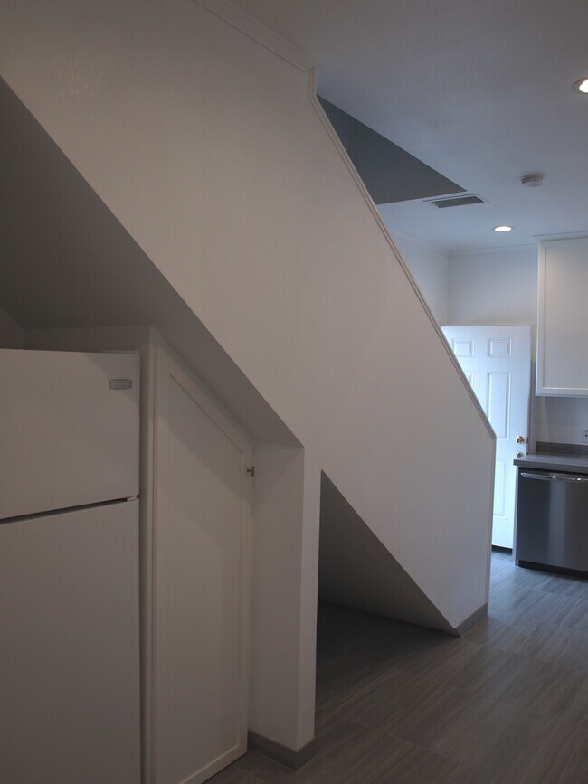 Refrigerador y despensa, además de espacio de almacenamiento debajo de las escaleras. - 4242 Montair Ave