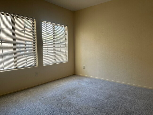 Foto del edificio - Cozy 1-Bedroom Condo in Las Vegas