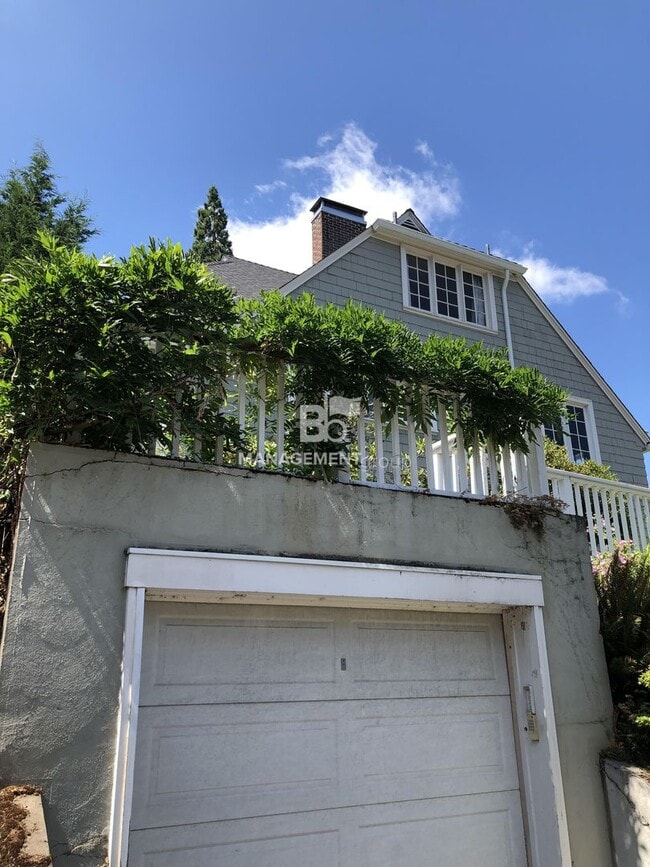 Building Photo - 2741 SW Old Orchard Rd