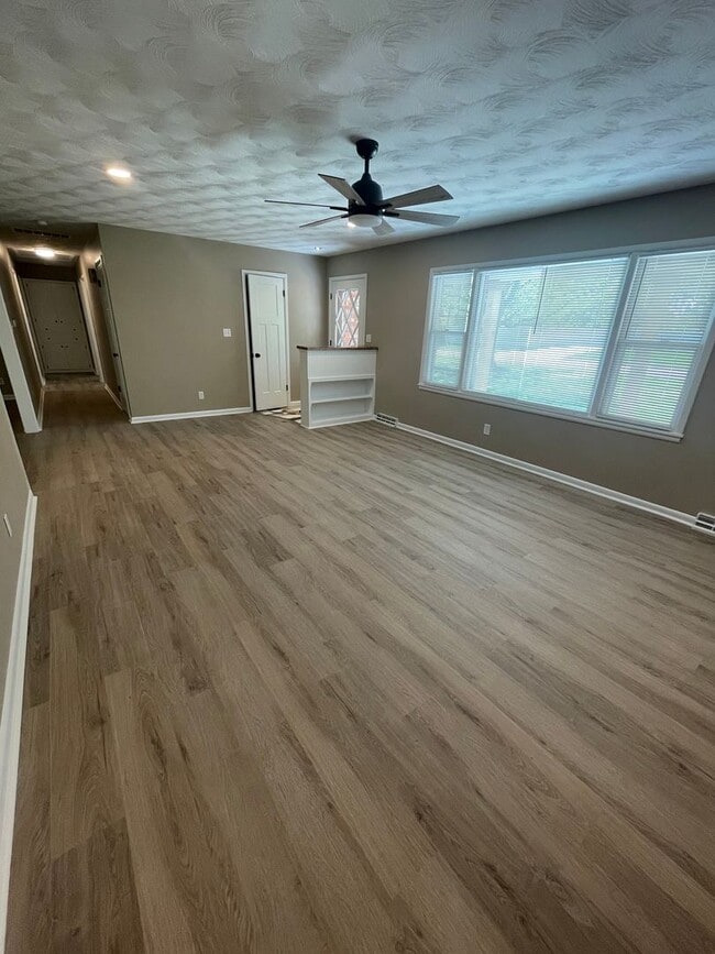 Building Photo - NEWLY RENOVATED - 3bdr 2 bath