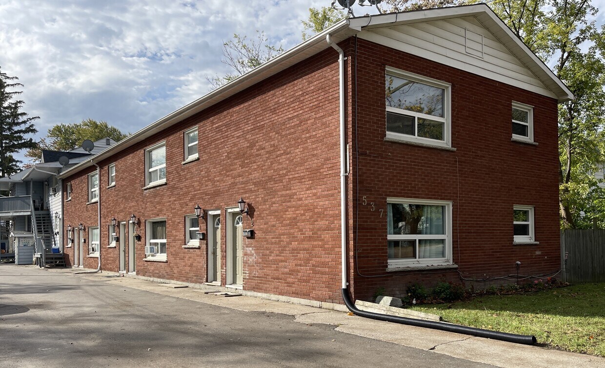 Primary Photo - 537 Confederation St