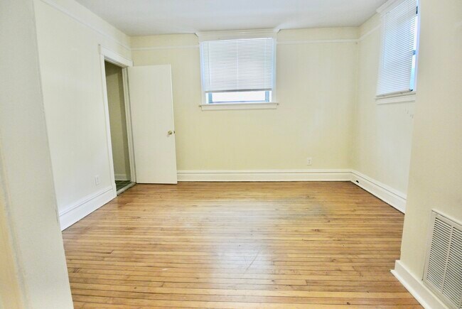 Building Photo - 3801 N Lakewood Ave #1