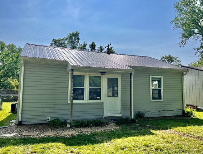 Building Photo - Remodeled Residential Home on East Side - ...