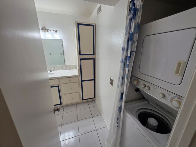 Building Photo - Beautiful Upgraded "Westside" Condo!