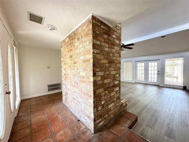 Foto del edificio - 6102 Howland Ct