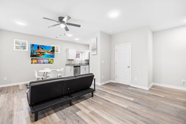 Foto del edificio - Room in Townhome on Kings Mountain St