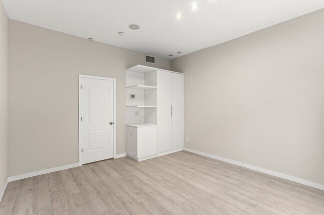 Foto del edificio - ROOM ONLY in 5-bed/2.5-bath Home
