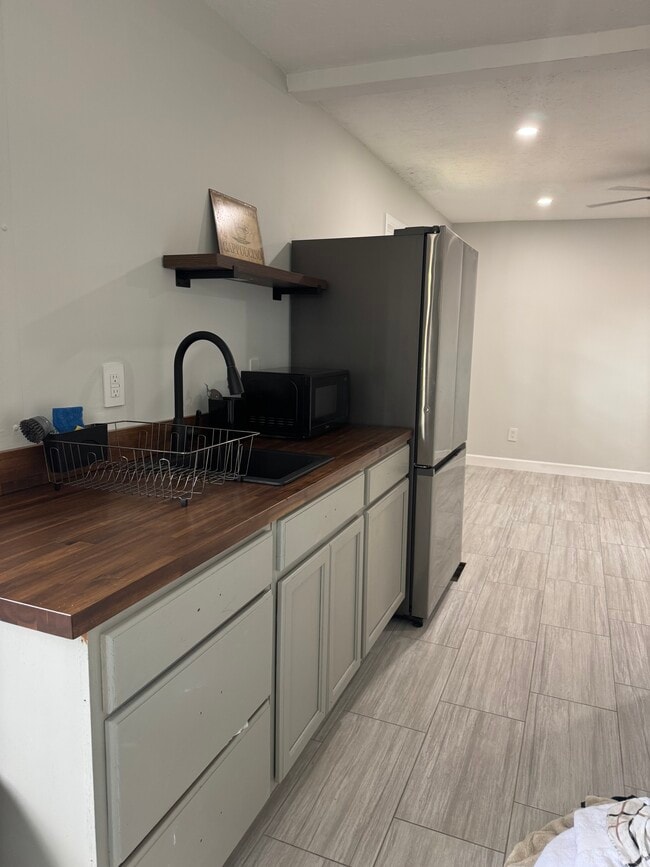 Kitchen - 1042 Adams Rd