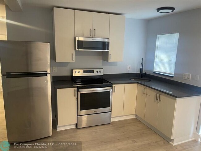Foto del edificio - 780 NE 46th Ct