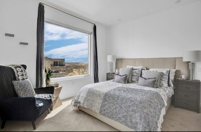 Building Photo - 208 13th St NE