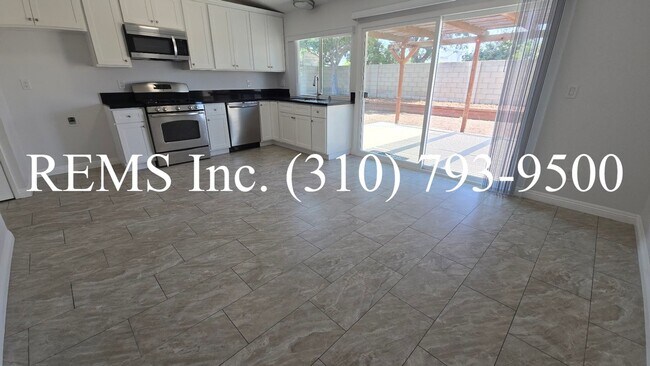 Foto del edificio - Fully Remodeled Single Family Home with Garage and Private Yard