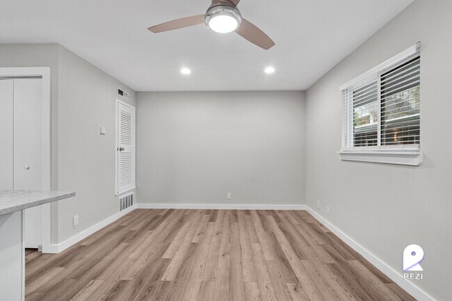 Foto del edificio - 1211 W 8th St