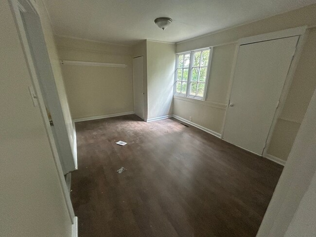 Building Photo - 5 bedroom 1.5 bath