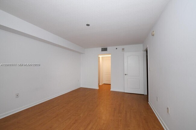 Building Photo - 1200 Brickell Bay Dr